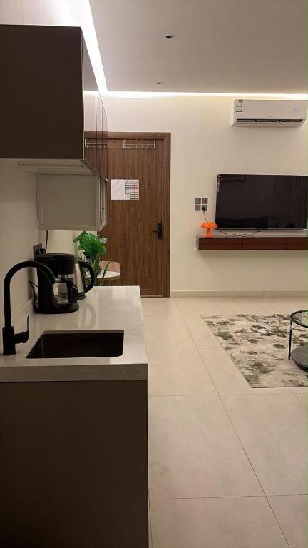 a kitchen with a sink and a counter top at شقة انيقة بغرفة وصالة in Buraydah