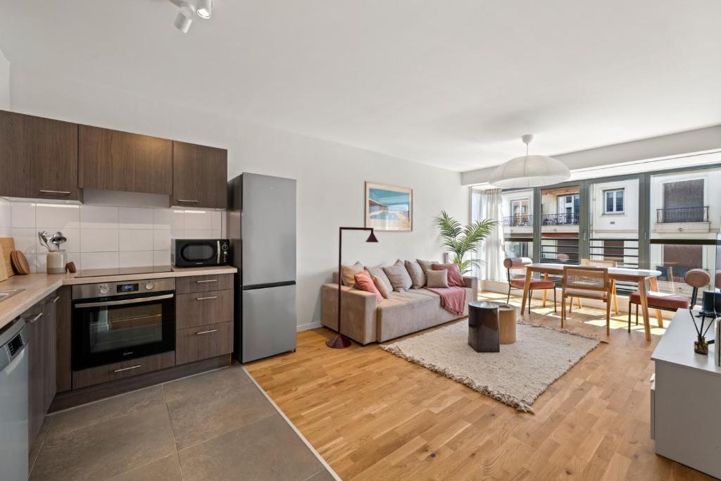 Stunning & Bright - 2 Bedrooms - Parking WiFi/AC