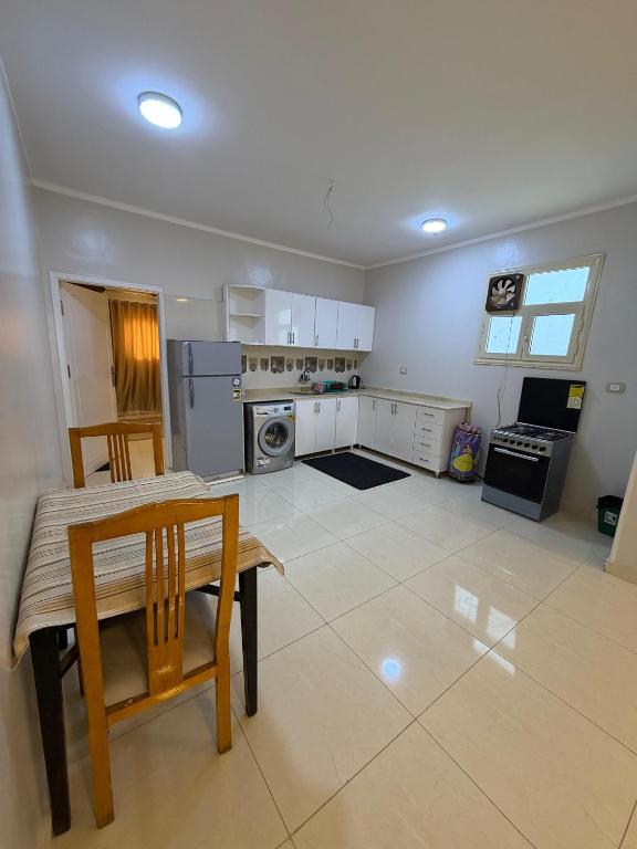 a kitchen with a table and a table and chairs at The Nile Paradise in Al Aqālitah