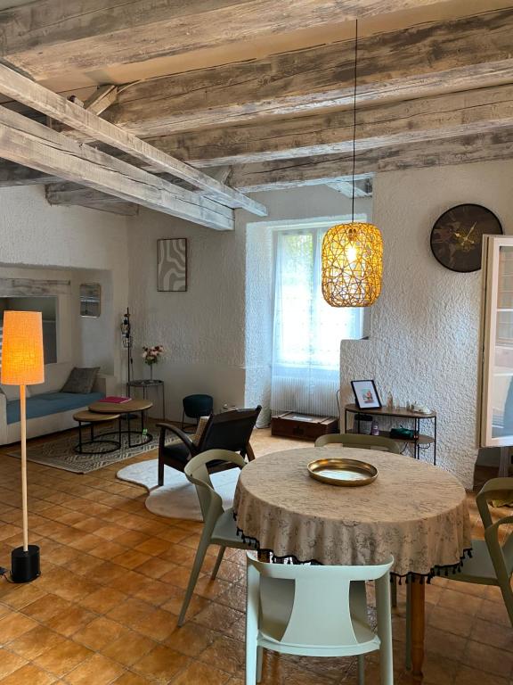 a living room with a table and chairs at Le Cocon du lion in Belfort