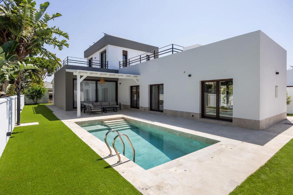 a villa with a swimming pool and a house at Fely Sea Villa in Novo Sancti Petri