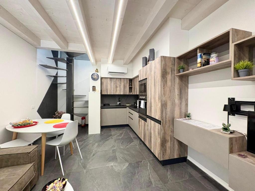 a kitchen and dining room with a table and chairs at La Violetta Montemerlo in Villa Marin