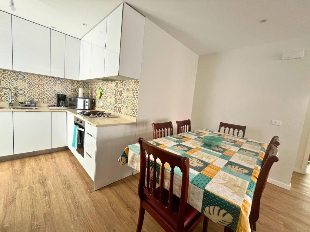 a kitchen and dining room with a table and chairs at JLKM Mindelo Central Residence in Mindelo
