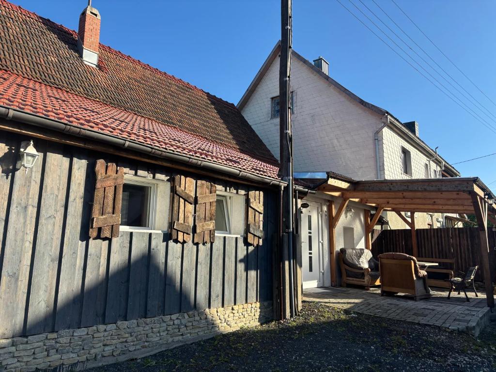 an old building with a pavilion next to a house at Neubeginn 2 - Zimmer A in Hildburghausen