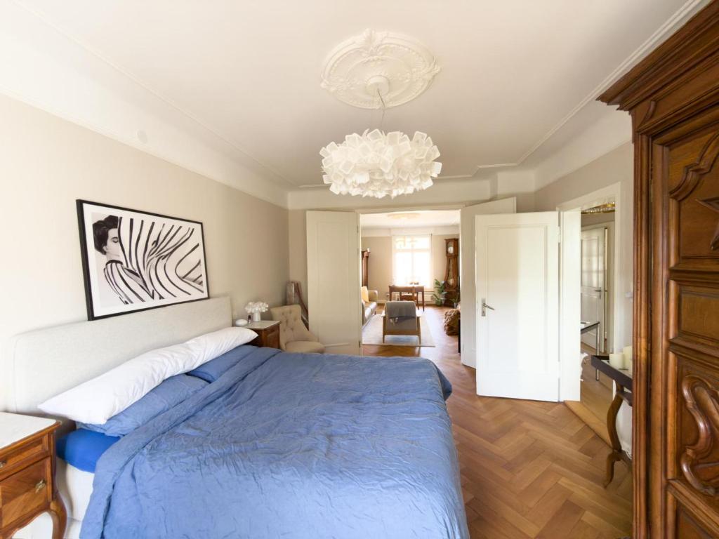 Luxury 3-Room Apartment with 2 balcony close to Main Station central and calm
