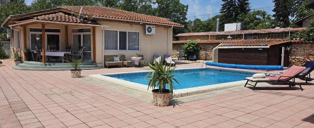 a house with a swimming pool in a yard at By Karin in Kranevo