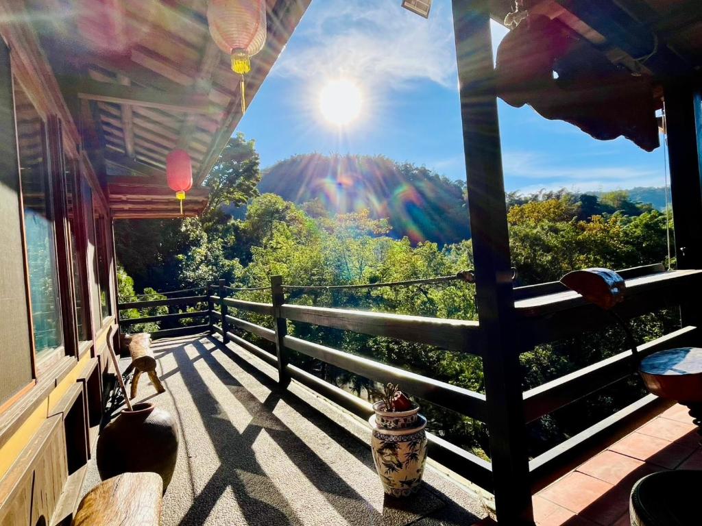 a balcony of a house with a view of a mountain at Hong Wa Cuo南投埔里紅瓦厝山居民宿森林系住宿生態手作體驗 in Puli