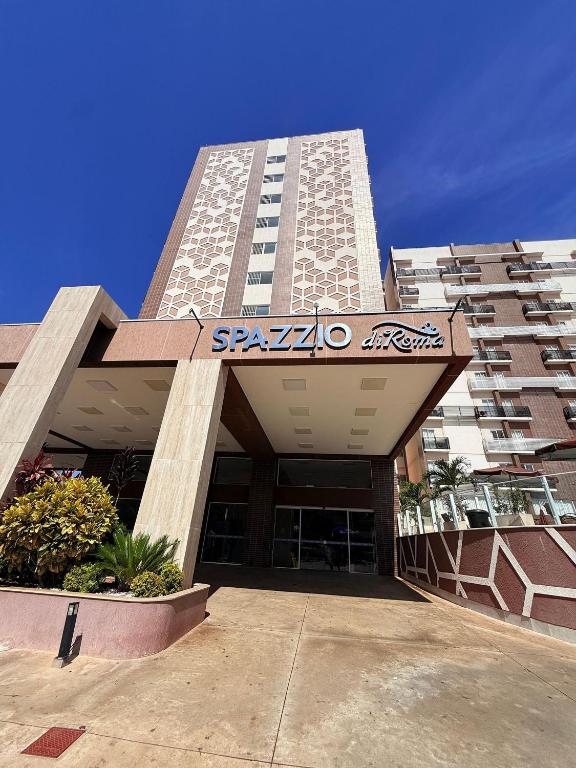 a building with a spazio sign in front of it at Spazzio diRoma Caldas Novas in Caldas Novas
