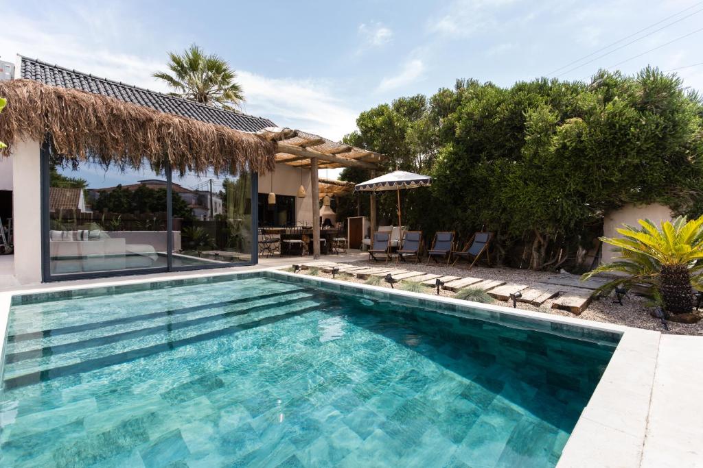 a swimming pool in a villa with a house at Casa Do Ti Gil in Aldeia do Meco