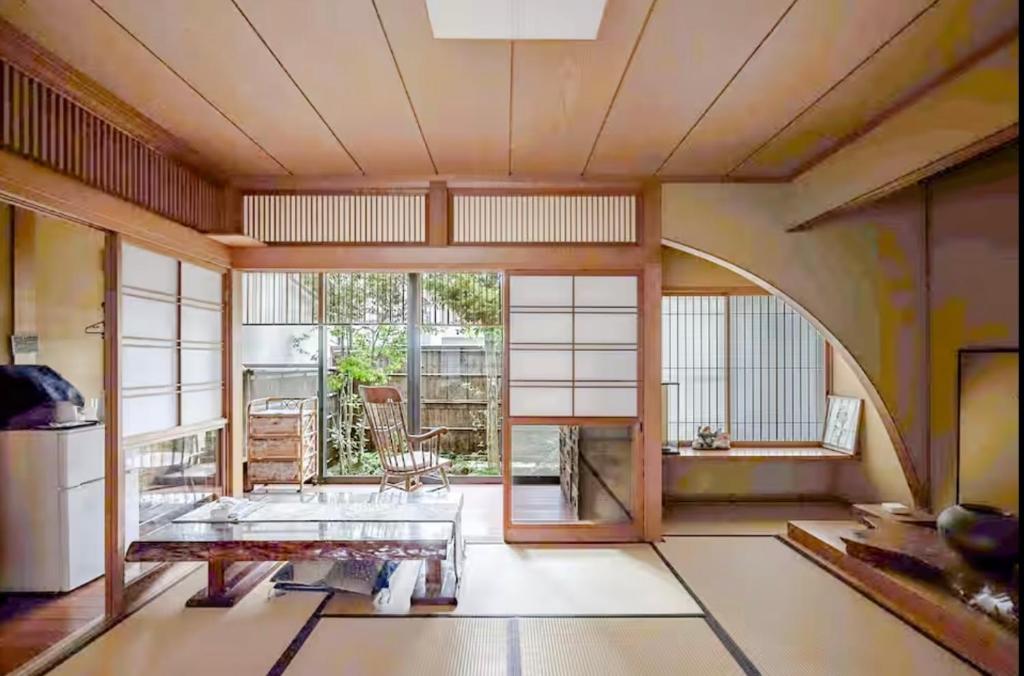 a large room with a glass table in the middle at Kasumi-an in Kumamoto