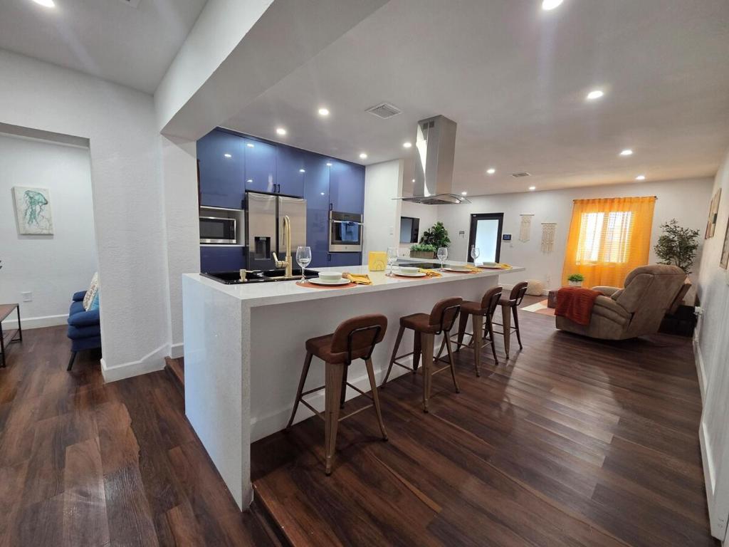 a kitchen and living room with a bar with stools at Varadero Magical Scape in Miami