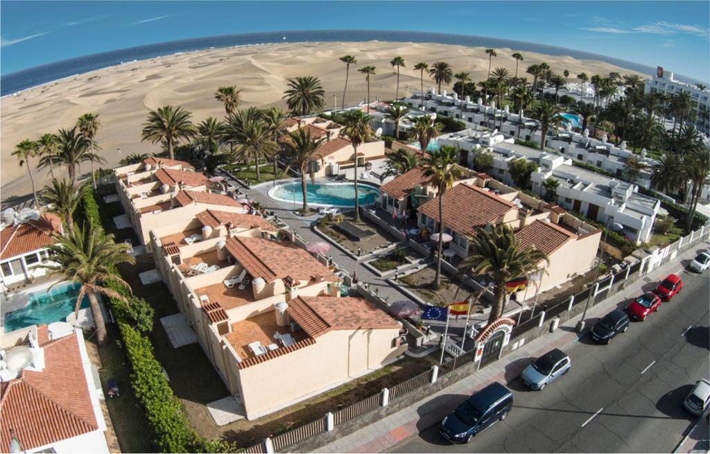 eine Luftansicht eines Resorts mit Strand in der Unterkunft Bungalows Club Primavera in Playa del Ingles