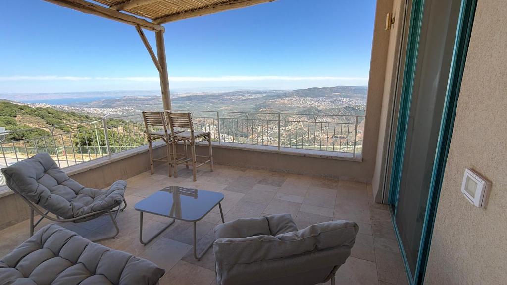 a balcony with chairs and a table and a view at מול האופק horizonview in Kammon