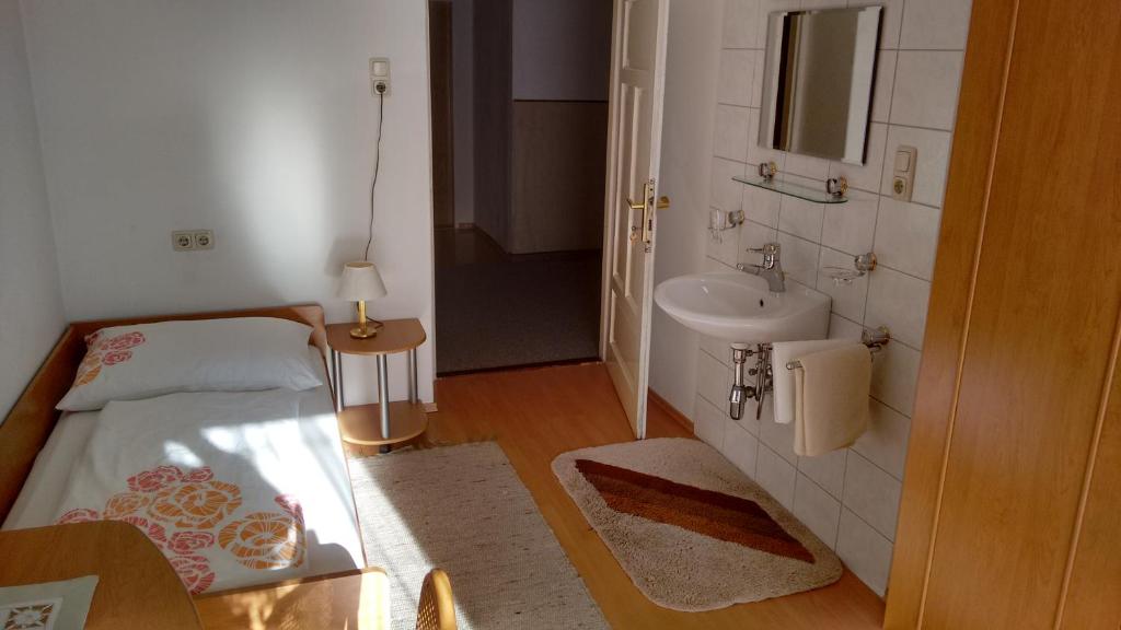 Postel nebo postele na pokoji v ubytování Gästehaus Schöpf Elsa