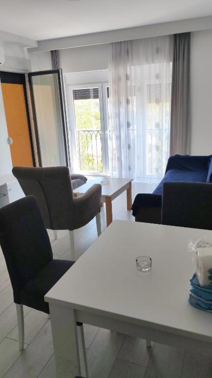 a living room with a white table and chairs at Olgica lux in Pojate