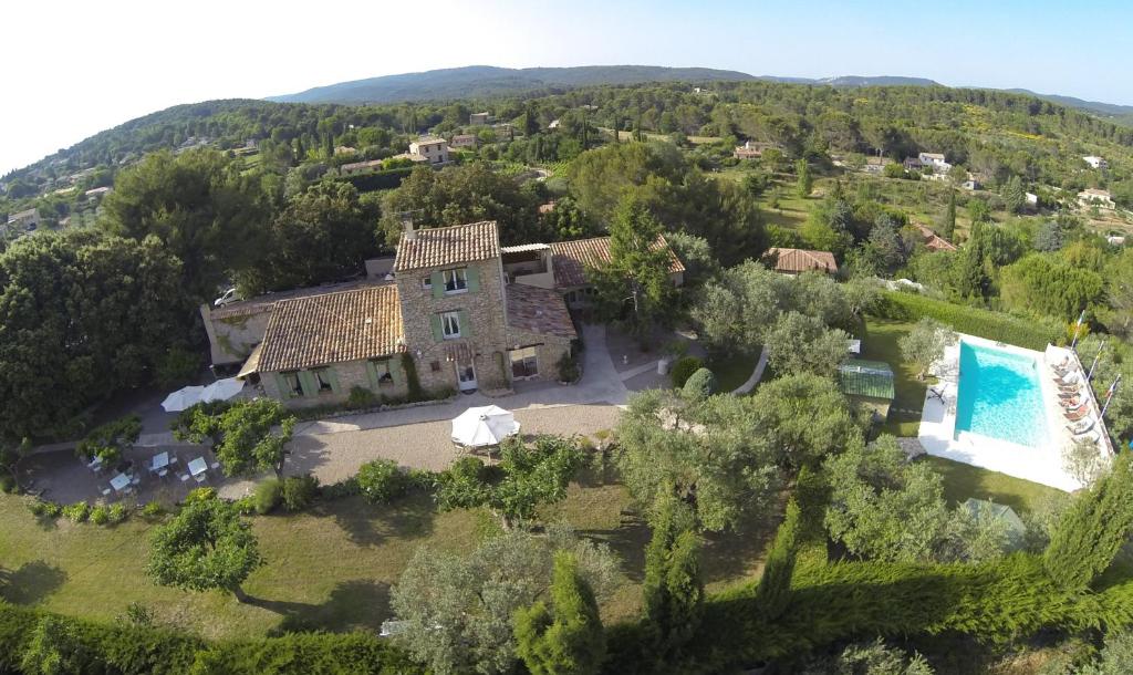an aerial view of a house with a swimming pool at La Vieille Bastide in Flayosc