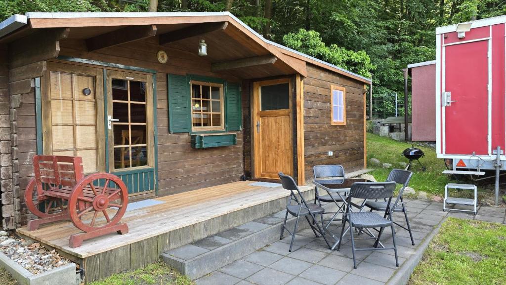 a small wooden house with a table and chairs at Strandbude in Heringsdorf