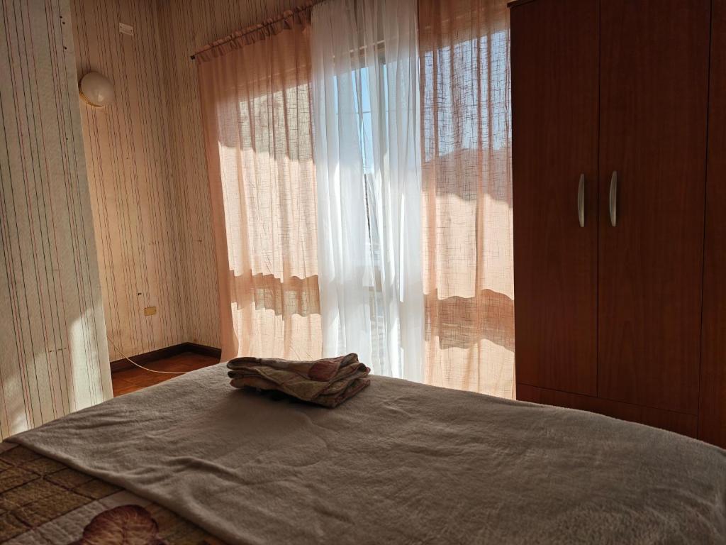 a bedroom with a bed with a large window at Magisterio in Arica