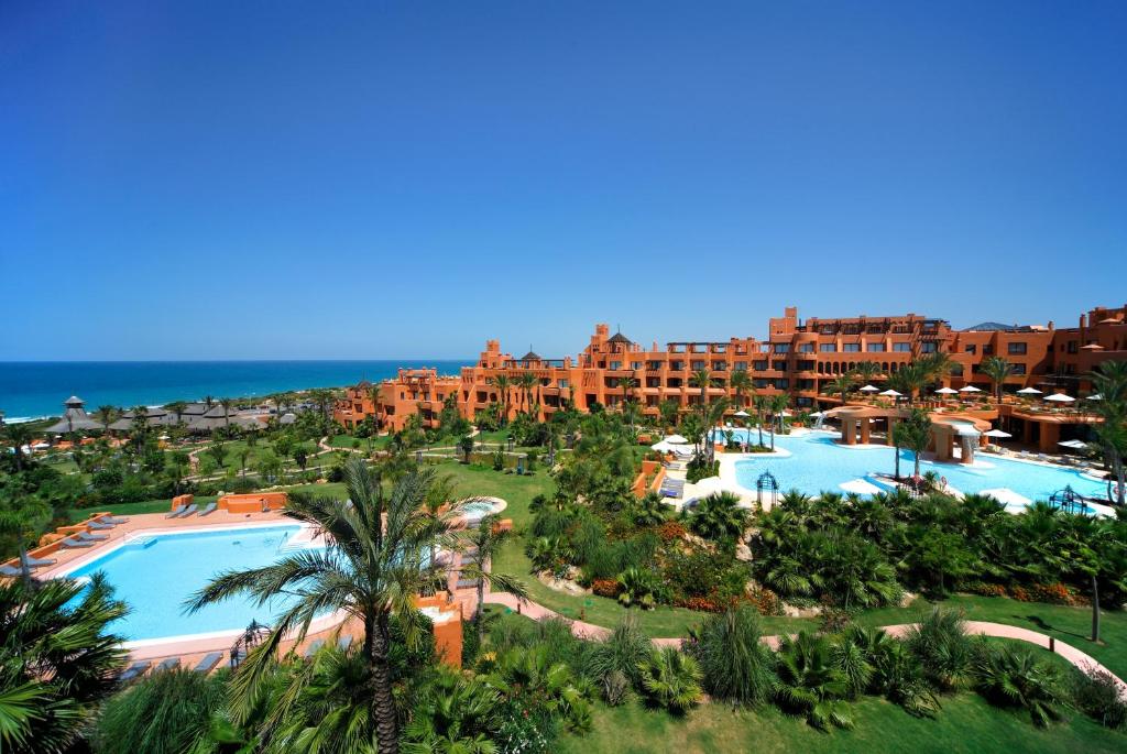 uma vista aérea de um resort com uma piscina em Royal Hideaway Sancti Petri em Chiclana de la Frontera