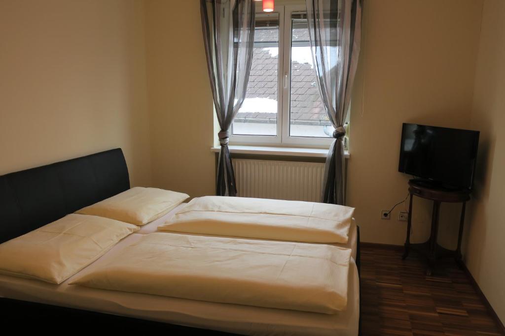 Postel nebo postele na pokoji v ubytování Hotel Restaurant Böck "Roter Hahn"