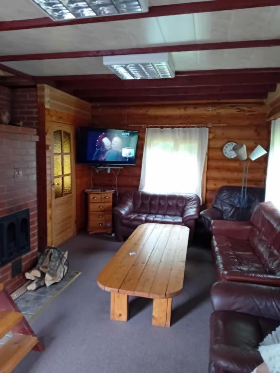 ein Wohnzimmer mit Sofa und Couchtisch in der Unterkunft Pirgu forell in Rapla