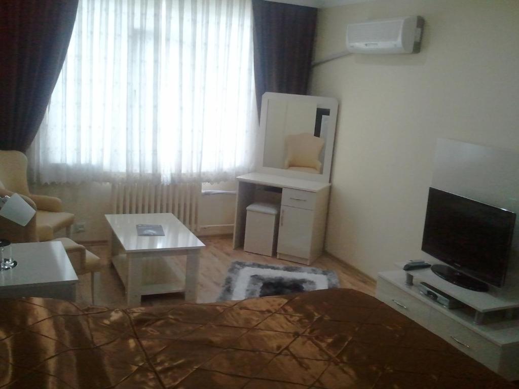 A television and/or entertainment centre at Cmr Aydogan Hotel