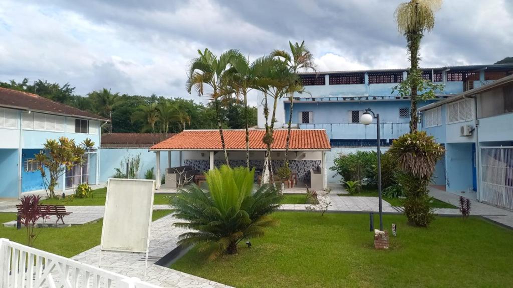 a view of the courtyard of a building at Ubatuba Casa Condomínio Sans Souci 707-14 in Ubatuba