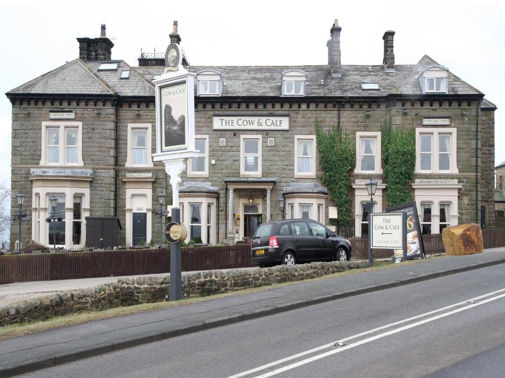 un edificio con un'auto parcheggiata di fronte di The Cow & Calf by Innkeeper's Collection a Ilkley