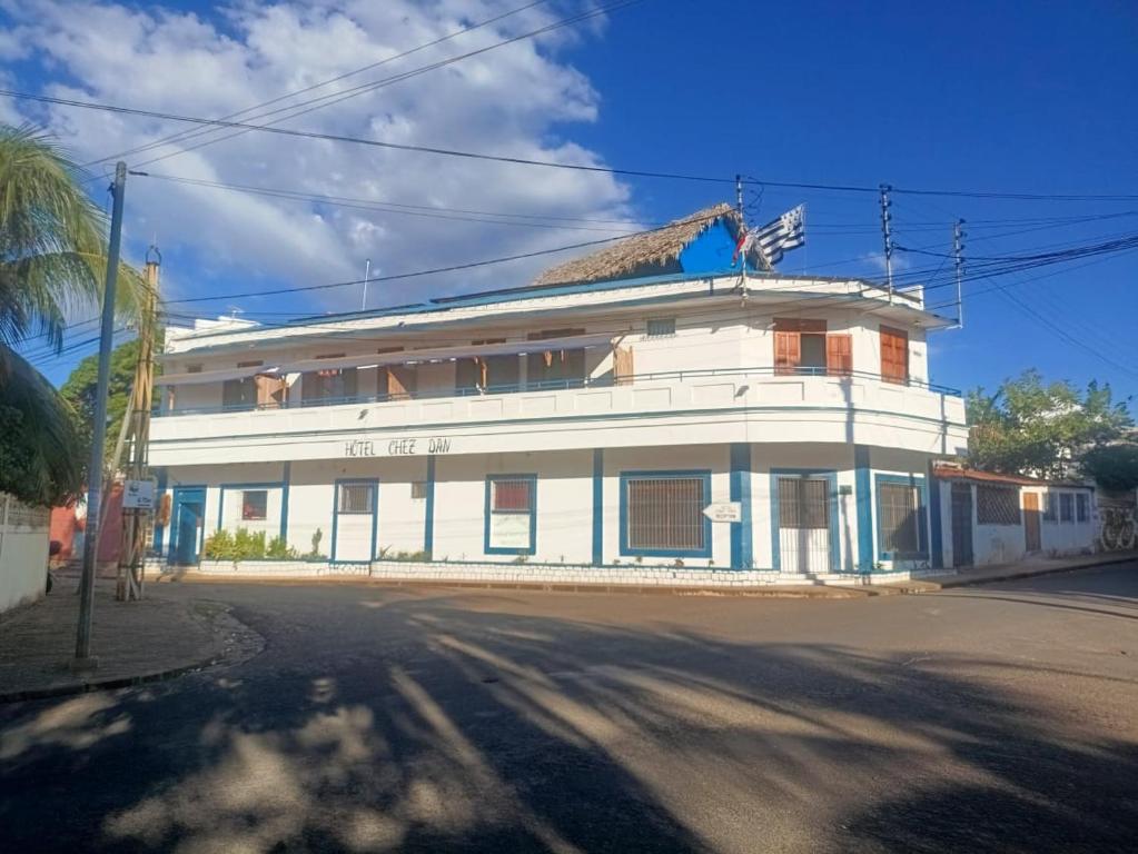 a white building sitting on the side of a street at Hôtel chez Dan in Antsiranana
