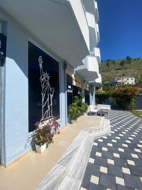 シェンジンにあるAdriatic Residence Shengjinの窓に彫像が飾られた建物