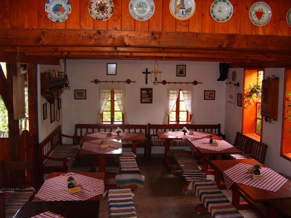 Reštaurácia alebo iné gastronomické zariadenie v ubytovaní Nefelejcs Vendégház Hollókő