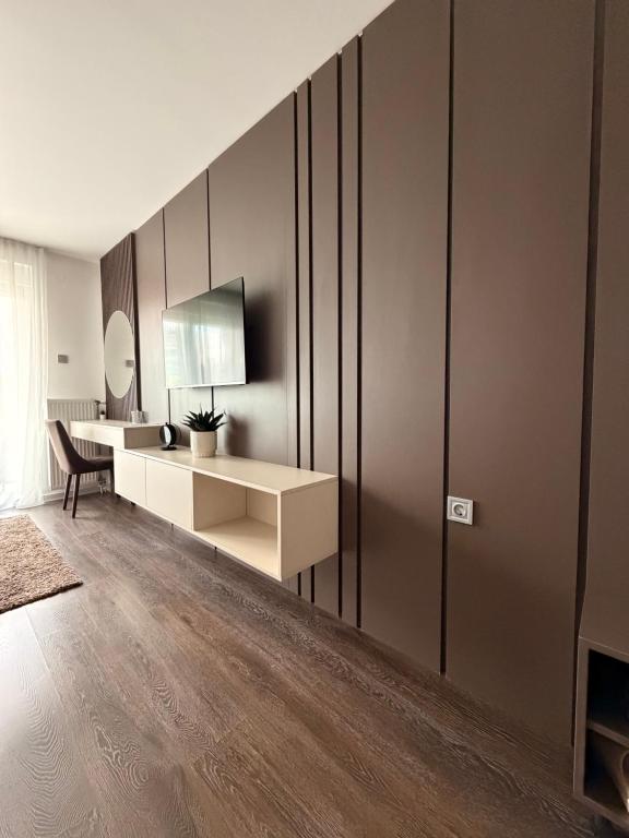 a living room with a desk and a table at Hany Sweet in Niš