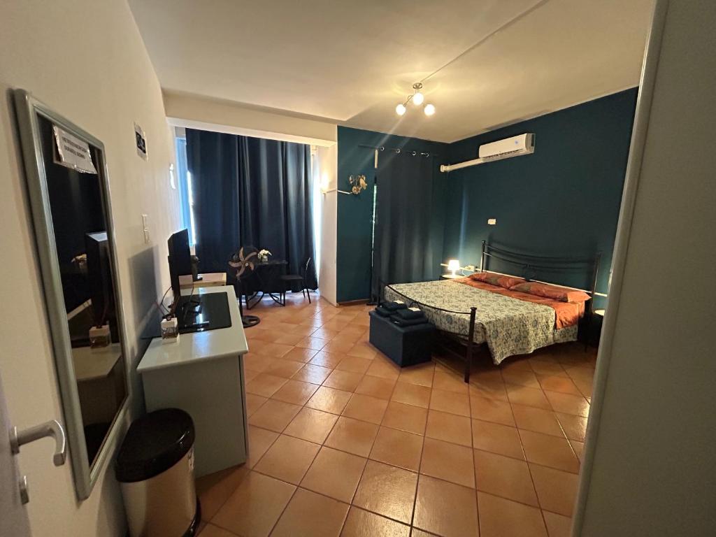 a bedroom with a bed in a room with at Appartamento con Stanze Condivise in Busto Garolfo