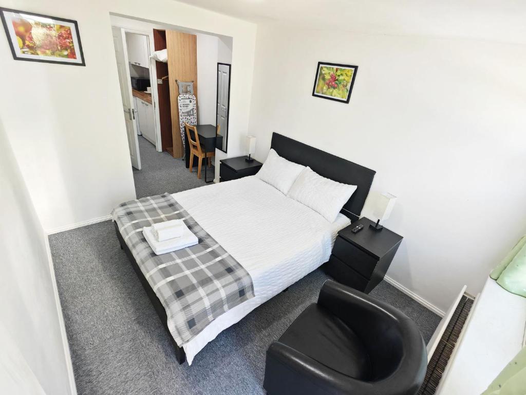 a bedroom with a bed and a desk and a chair at Hawthorn Studio - Self Contained One-Bed Studio Flat in Oxford