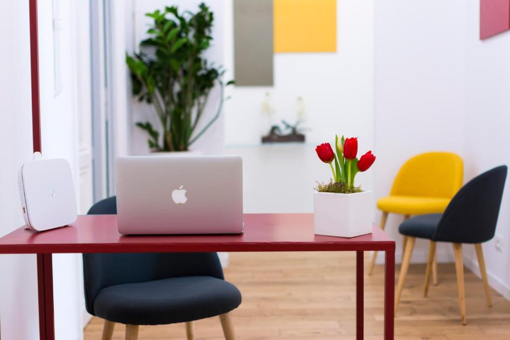 einen roten Tisch mit Laptop auf einem Zimmer in der Unterkunft Suite Cardinale in Rom