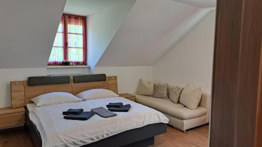 a bedroom with a bed and a couch at Ferienvilla Schwarzenbach in Schwarzenbach an der Gölsen