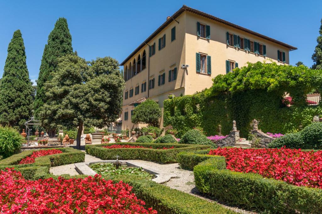 a garden in front of a building with flowers at Art Hotel Villa Agape - Place of Charme in Florence