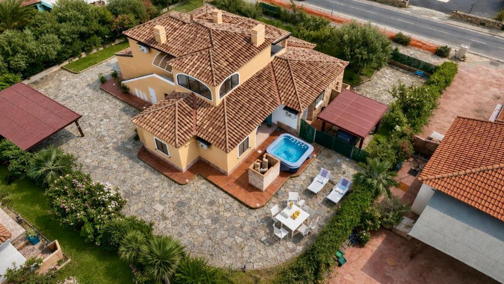 an overhead view of a house with a roof at Villa Pinna in San Teodoro