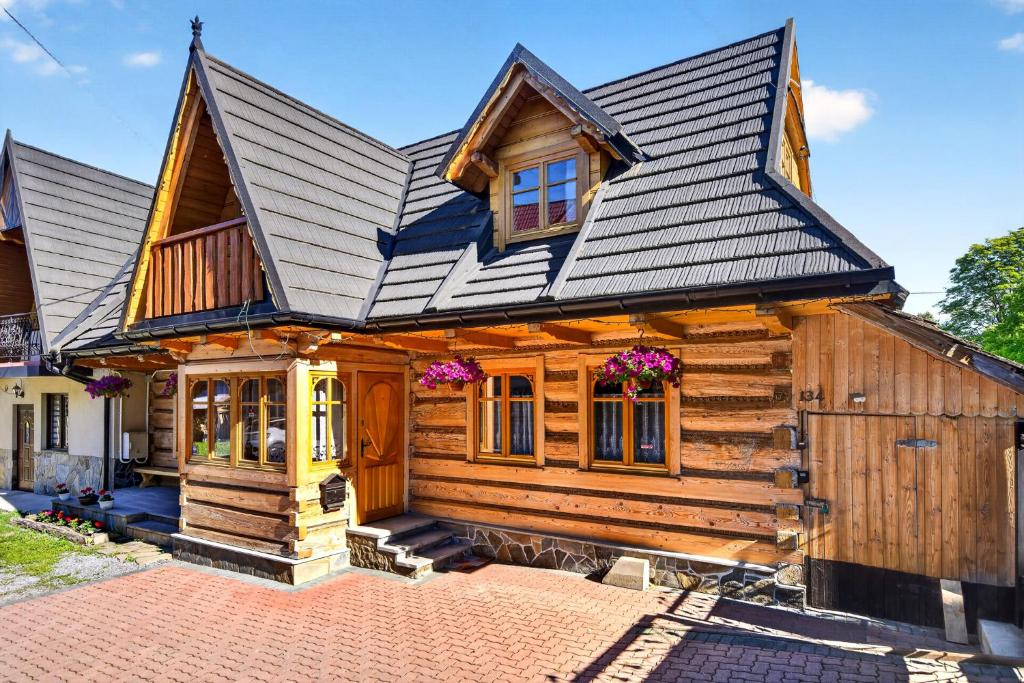 a log cabin with a metal roof at Domek u Świerków 2 - Zabytkowe domki 4 do 8 osób i apartamenty z aneksem kuchennym, 1,5km Termy Chochołowskie in Chochołów