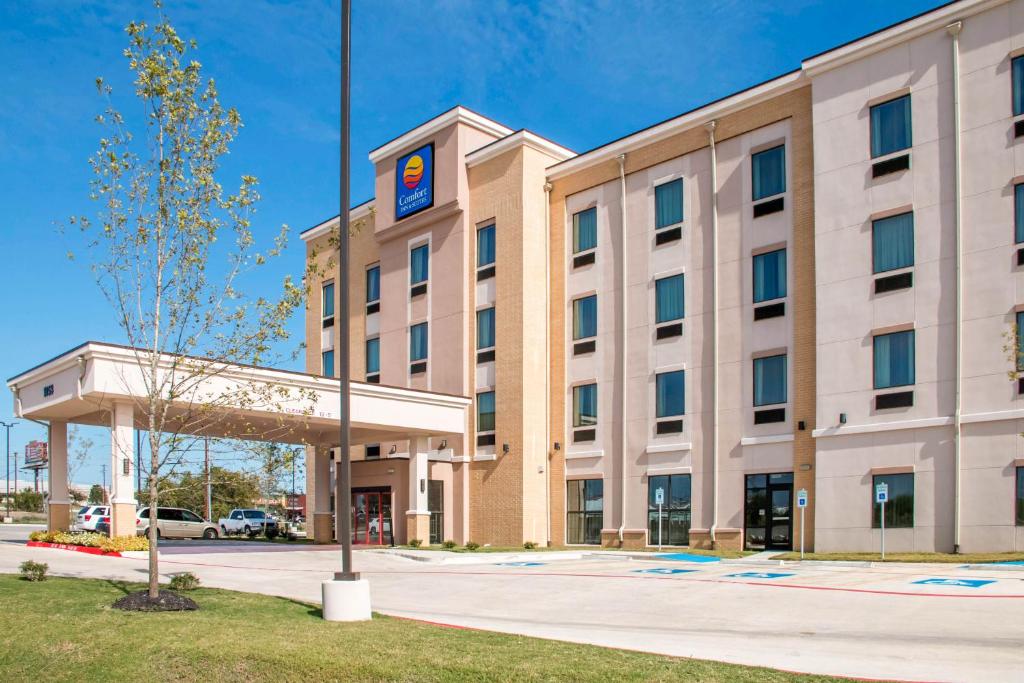 una imagen de un hotel con un edificio en Comfort Inn & Suites San Marcos, en San Marcos