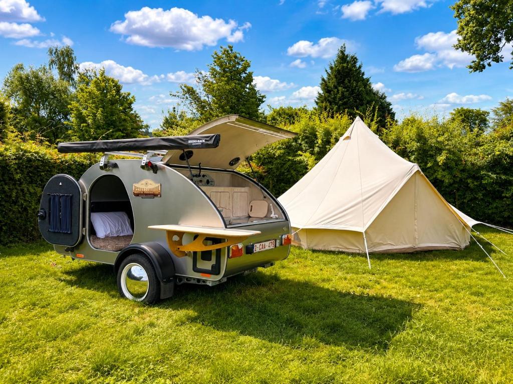 a camper and a tent in a field at Glamping Privé 2 tentes pour vous sur le mont à Tilff in Esneux