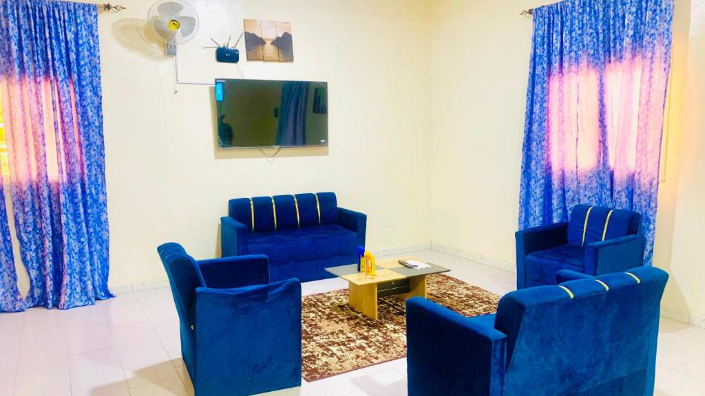 a waiting room with two blue chairs and a table at Catalan du walo in Richard Toll
