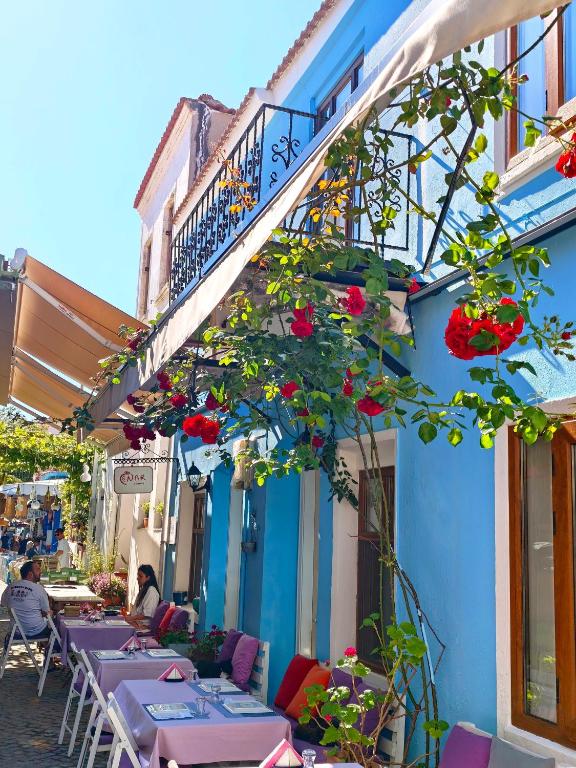 a group of tables and chairs in front of a building at Nar Adaevi in Bozcaada
