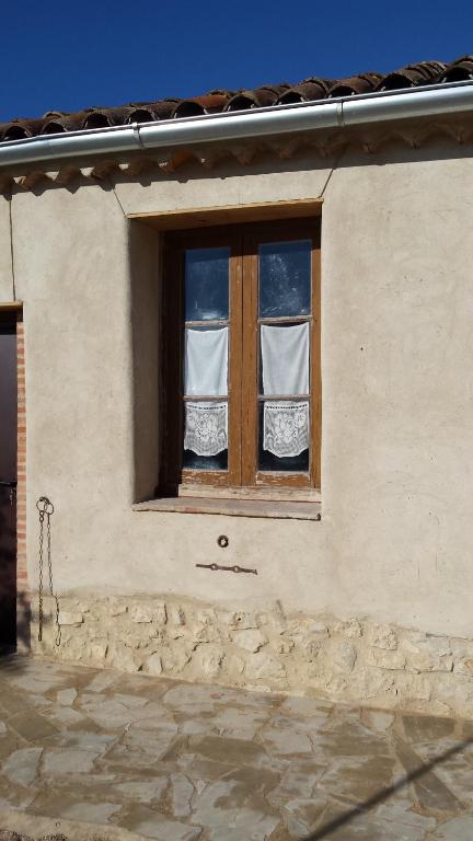 Casa Rural Alamar II في Tiedra: نافذة على جانب المنزل