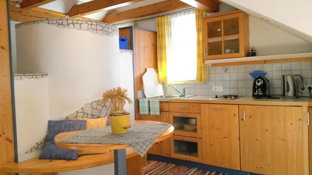 una pequeña cocina con mesa en una habitación en FeWo Wassertheurer en Tröpolach