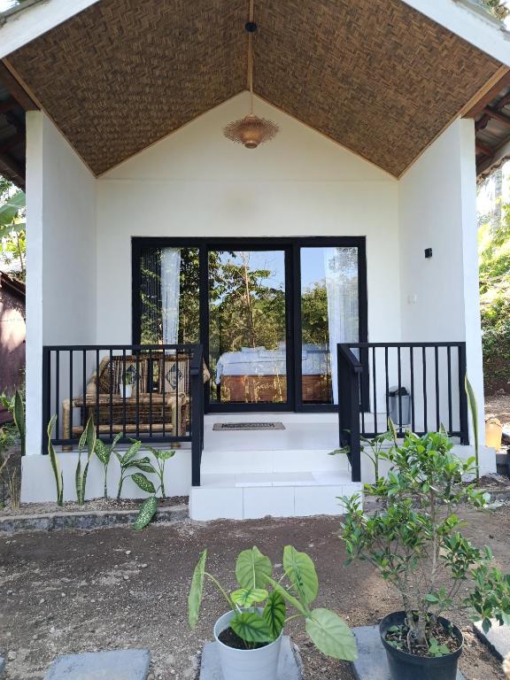 a room with a bed in a house at Bunga Lodge Tetebatu in Tetebatu