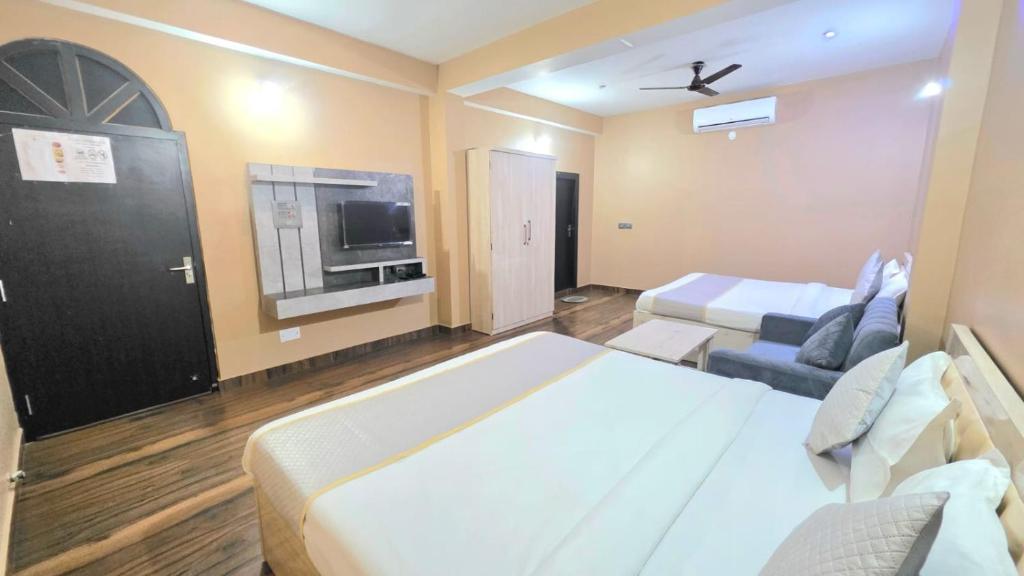 a hotel room with a large bed and a tv at Avante Palace in Rānchī