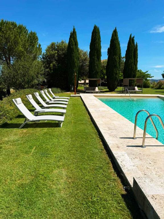 a row of lounge chairs next to a swimming pool at Locanda Cugnanello in Anqua