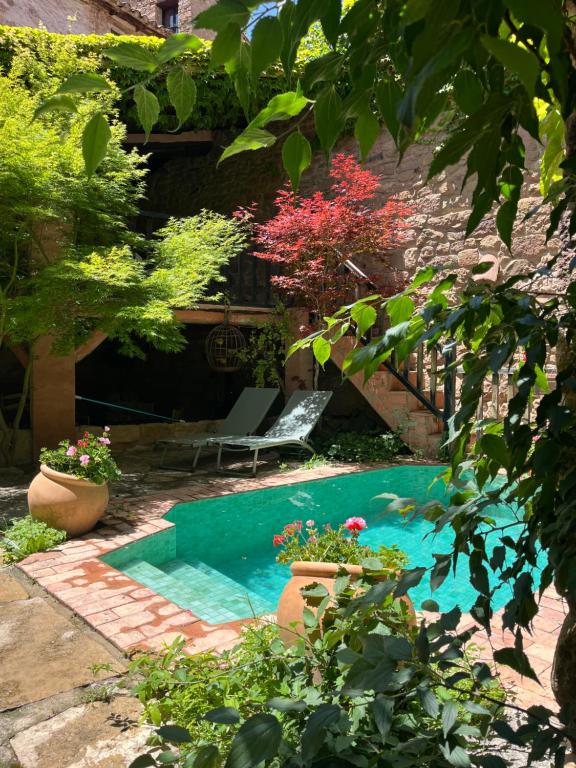 a swimming pool with a chair in a yard at La Casa del Bosque in Cabra de Mora