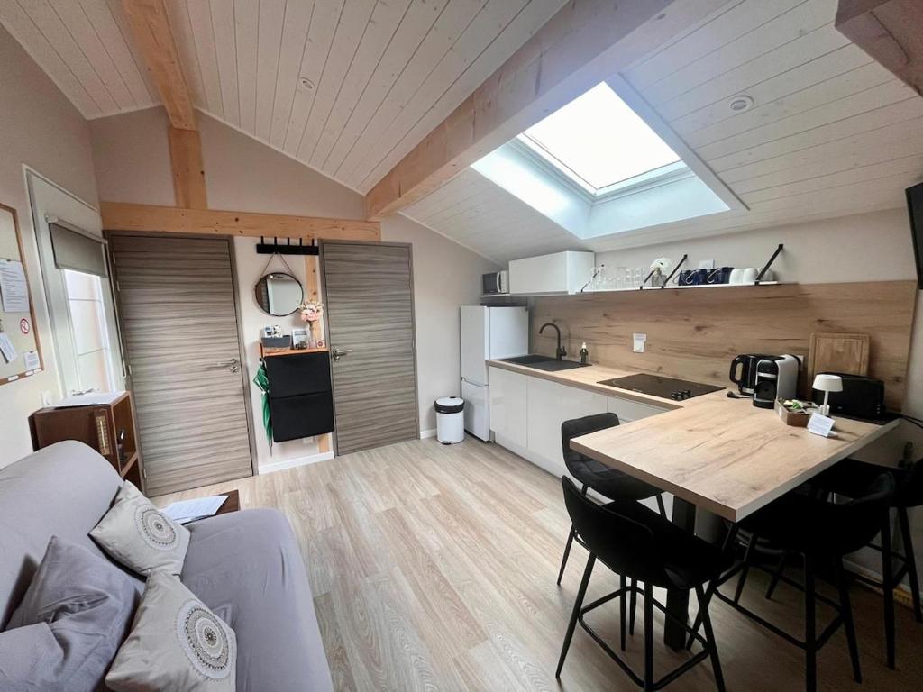 a kitchen and a table in a small room at Logement indépendant dans villa direct plage Lac Leman Evian in Publier